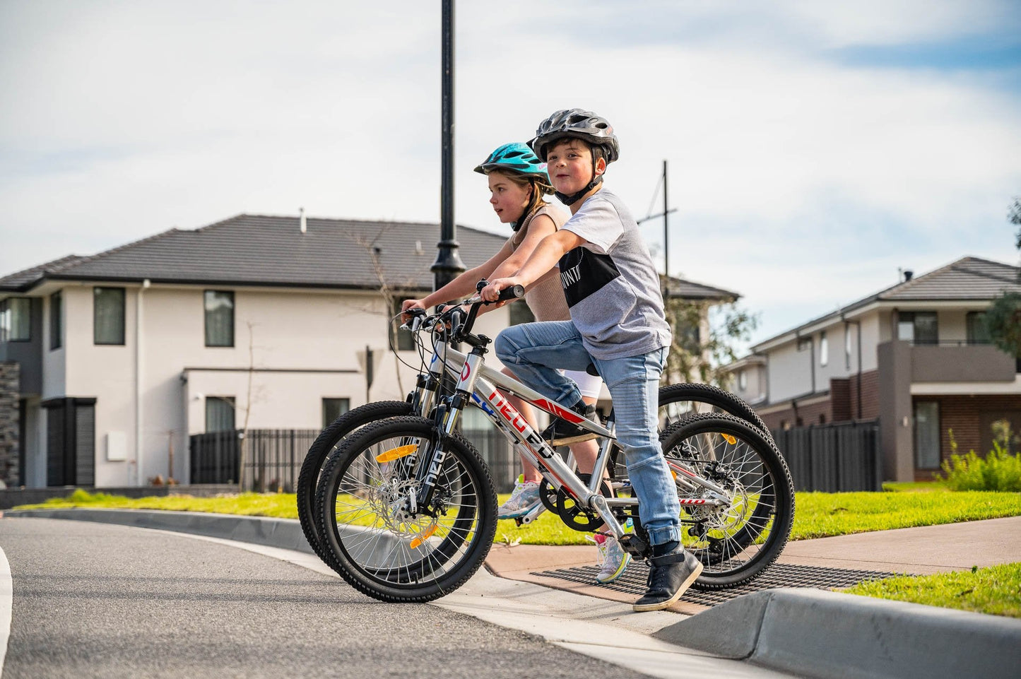 Neo Disc+ 20 6s Boys Brushed Alloy / Red / Black