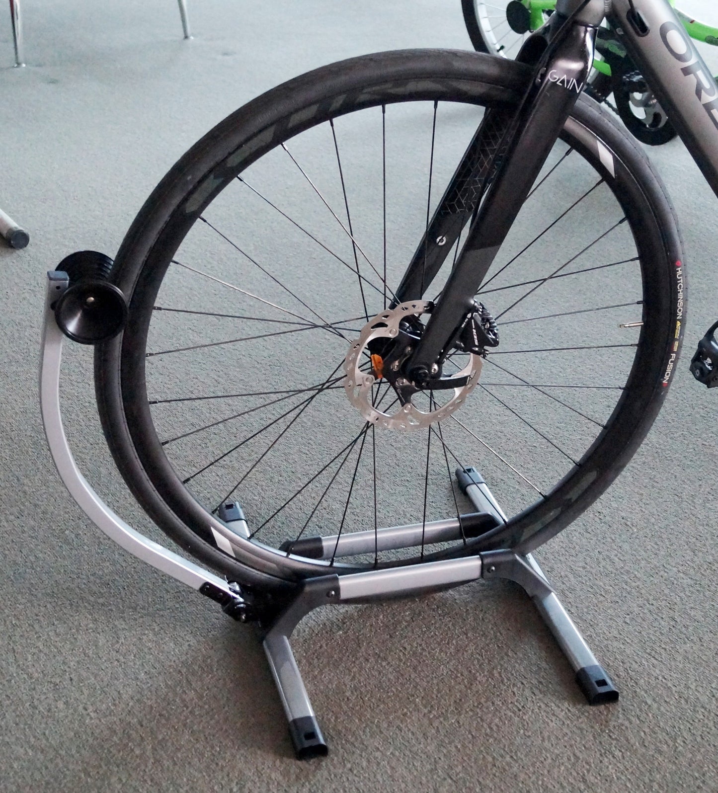 DISPLAYor PARKING STAND for 20" to 29ER Bikes, Suits Road, BMX or MTB Tyres (Max Tyre Width 6.5cm) Great for Disc Brakes, Spring arm holds Front or Rear Wheel, Holds 1 Bike, Silver/Black