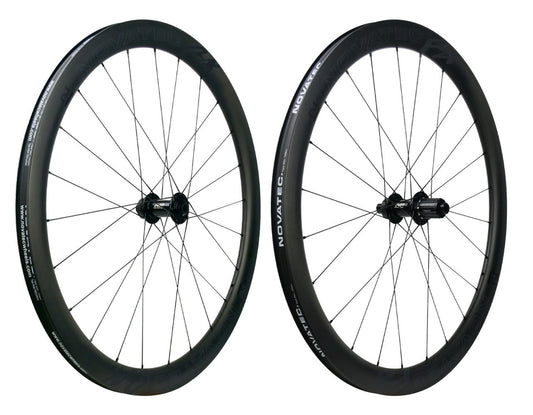 Wheelset CARBON 700c Novatec R4 Disc Centerlock (21mm inner width, 40mm deep rims). Tubeless Ready R: 142 x 12mm Thru. F: 100 x 12mm Thru max rider 110kg